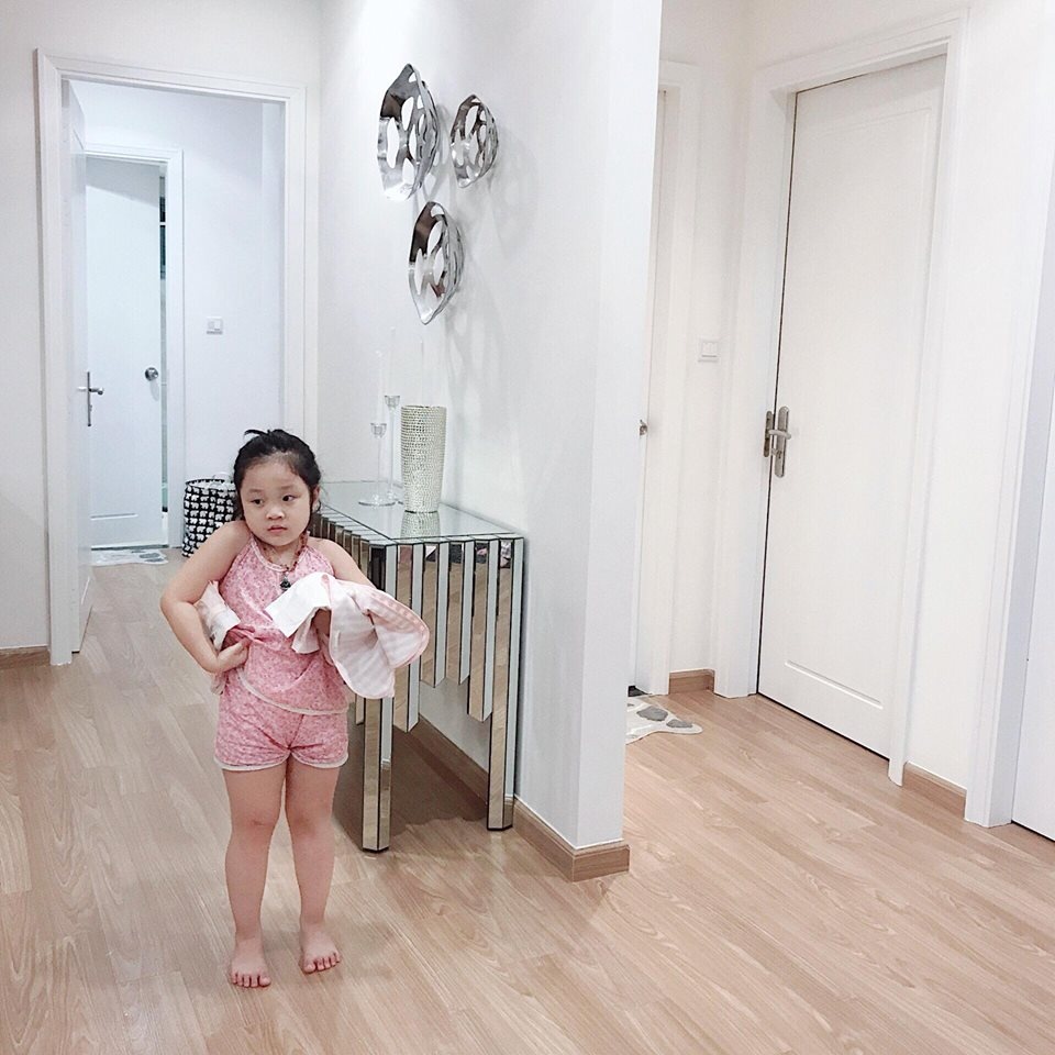 hot mom ngoc mon du sua cho ca hai be bu