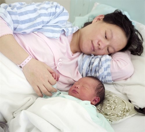 gai de khong duoc nam gan chong va 1001 kieu kieng cu sau sinh cuoi muon chay nuoc mat