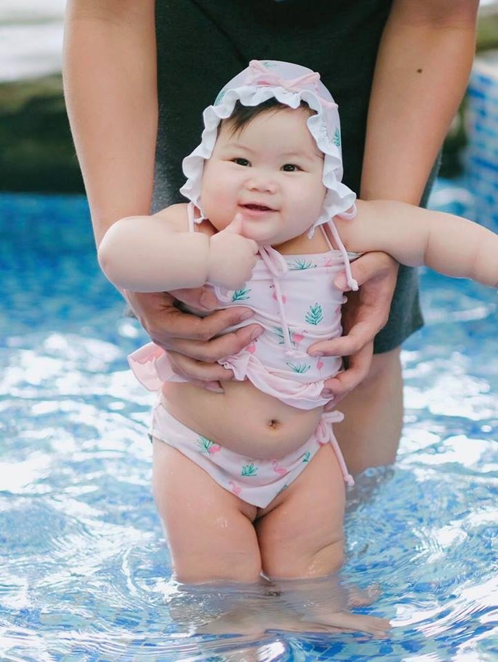Em bé 9 tháng tuổi gây sốt mạng xã hội bởi 'thần thái sang chảnh' ở bể bơi em be 9 thang tuoi gay sot mang xa hoi boi than thai sang chanh o be boi