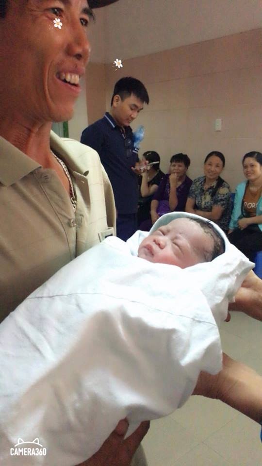 nghen long truoc giot nuoc mat cua ong bo 47 tuoi om con moi chao doi sau 10 nam chay chua khap noi