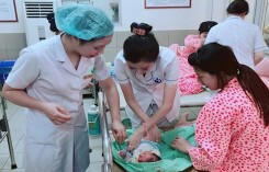 Mẹ hiếm muộn 10 năm mất con vì chờ ngày đẹp để sinh