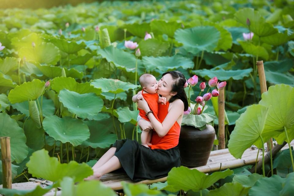 bo anh sen ho tay dep khong kem ai cua thieu nu mac yem dong bim
