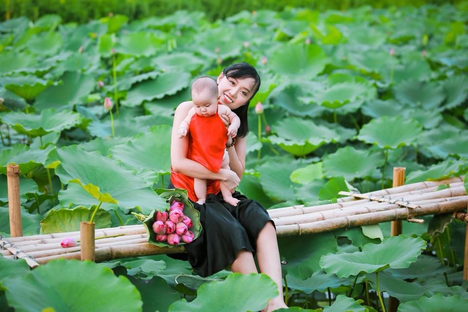 bo anh sen ho tay dep khong kem ai cua thieu nu mac yem dong bim