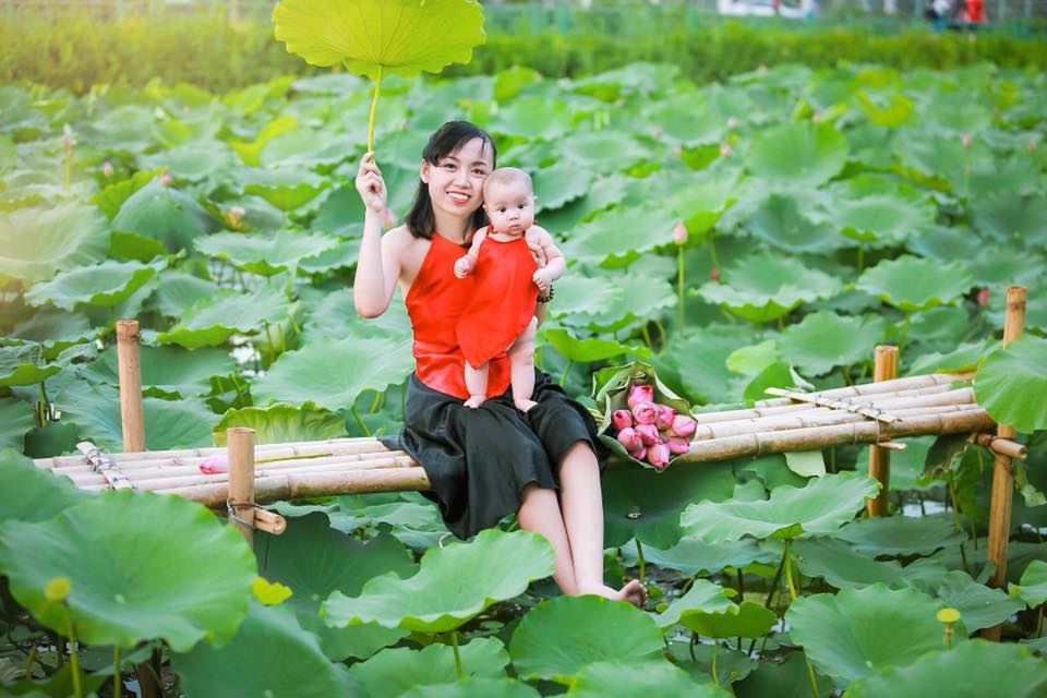 bo anh sen ho tay dep khong kem ai cua thieu nu mac yem dong bim