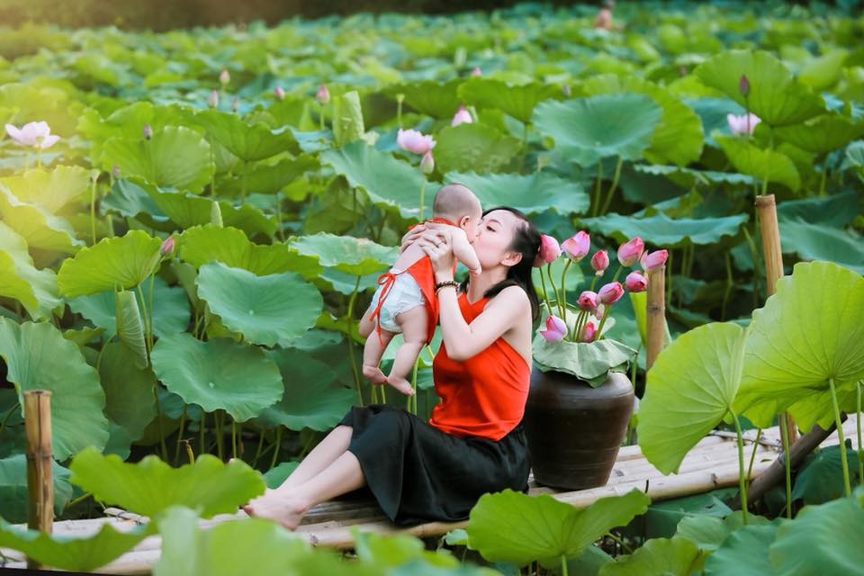 bo anh sen ho tay dep khong kem ai cua thieu nu mac yem dong bim