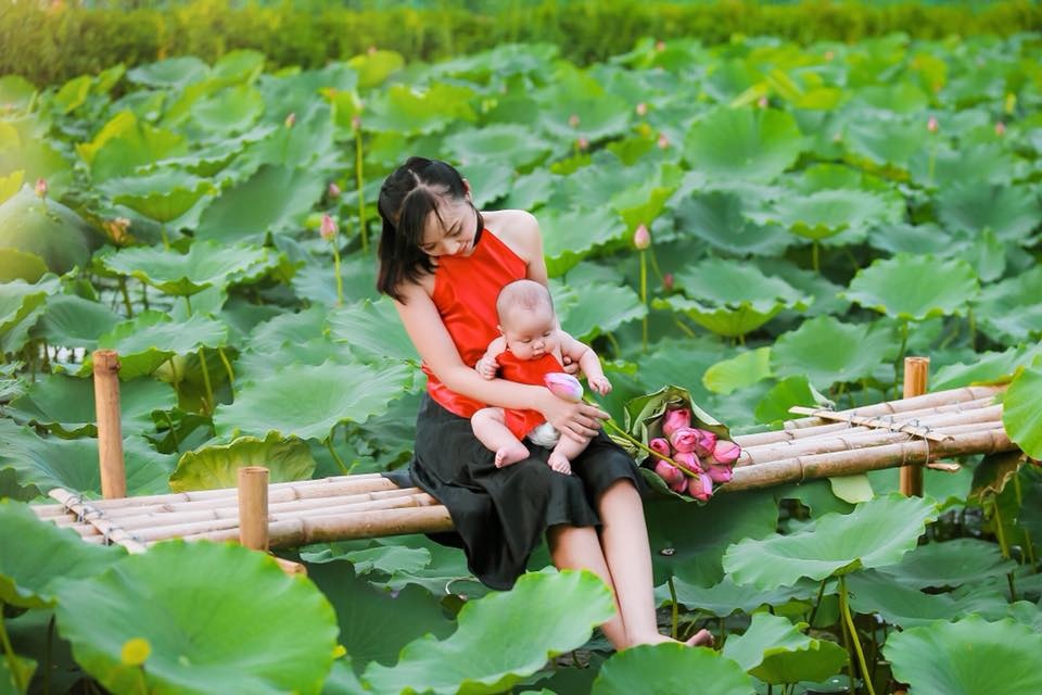 bo anh sen ho tay dep khong kem ai cua thieu nu mac yem dong bim