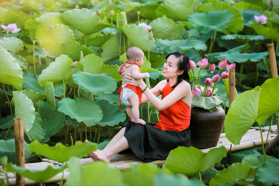 bo anh sen ho tay dep khong kem ai cua thieu nu mac yem dong bim
