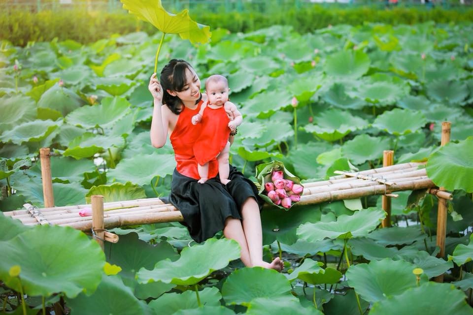 bo anh sen ho tay dep khong kem ai cua thieu nu mac yem dong bim