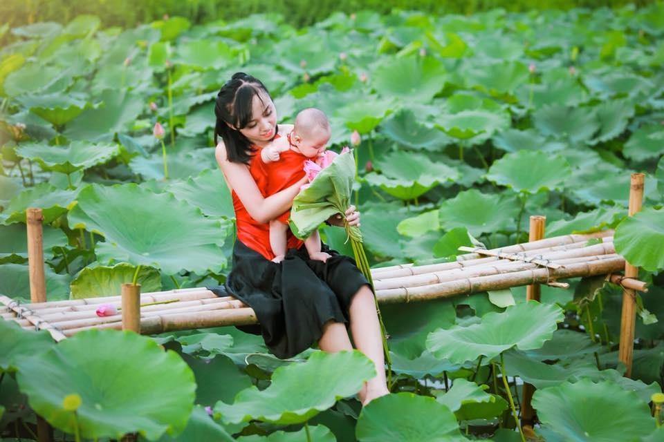 bo anh sen ho tay dep khong kem ai cua thieu nu mac yem dong bim