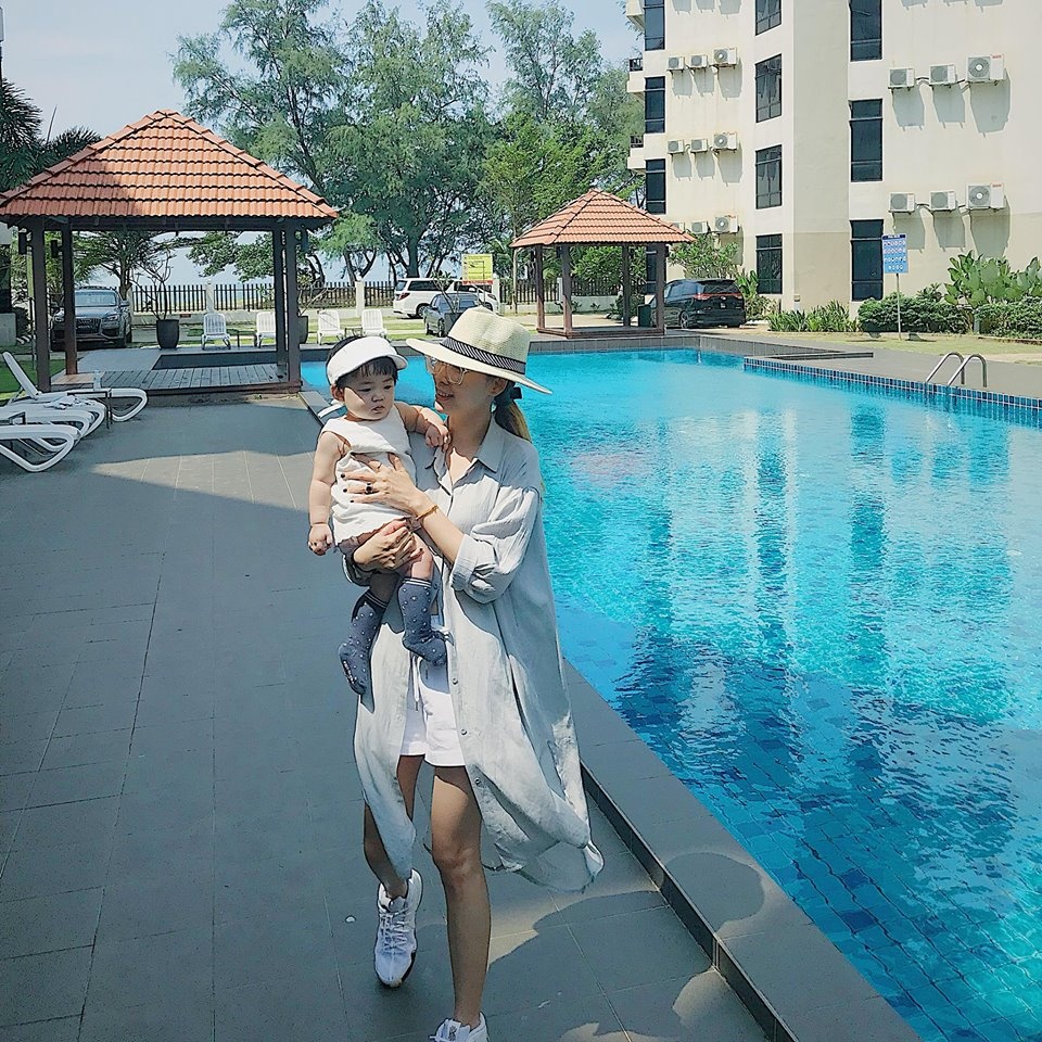 be hon 9 thang tuoi di du lich 4 lan con cang nho di choi cang nhan