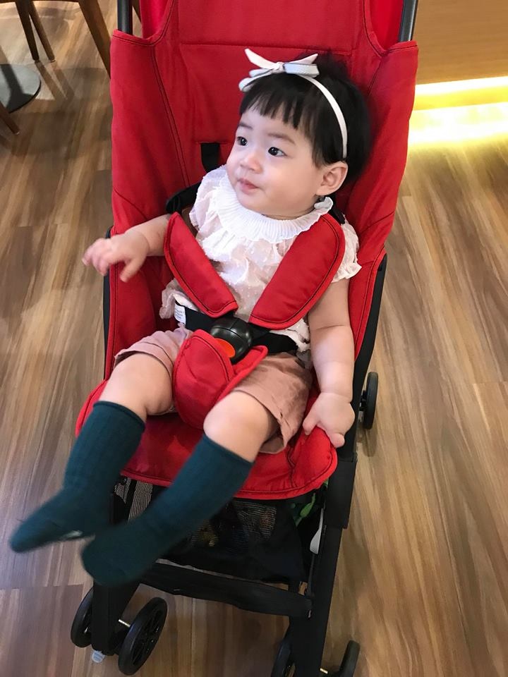 be hon 9 thang tuoi di du lich 4 lan con cang nho di choi cang nhan