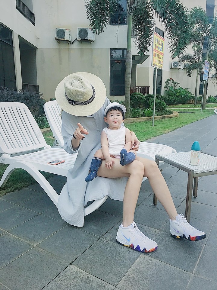 be hon 9 thang tuoi di du lich 4 lan con cang nho di choi cang nhan