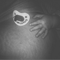 me bau tre co ro nam ngu voi goc cau thang benh vien tu du khien ai nhin cung xot