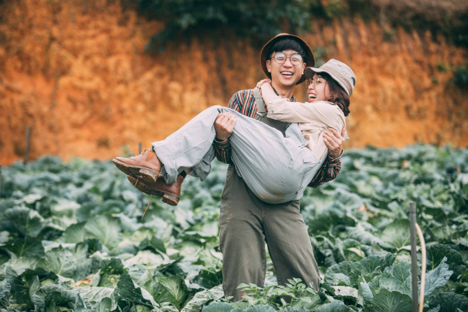 anh cuoi giua canh dong bap cai don tim nguoi xem