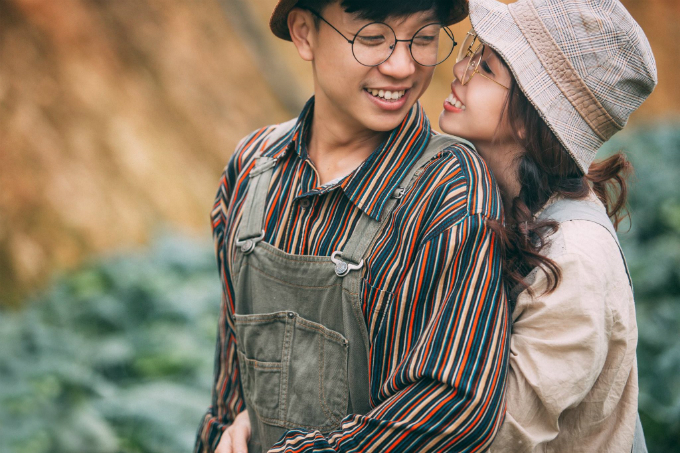 anh cuoi giua canh dong bap cai don tim nguoi xem