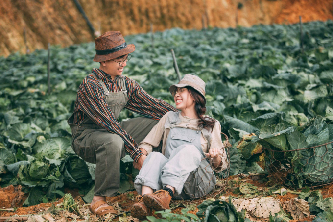anh cuoi giua canh dong bap cai don tim nguoi xem