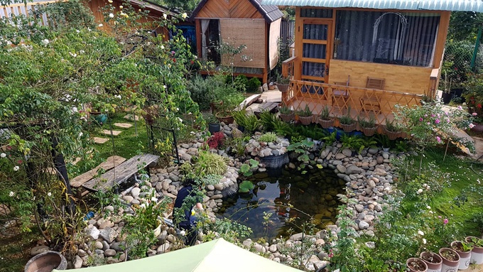 gia dinh da lat song trong nha go giua vuon hong 1000 m2 115723