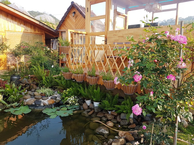 gia dinh da lat song trong nha go giua vuon hong 1000 m2 115723