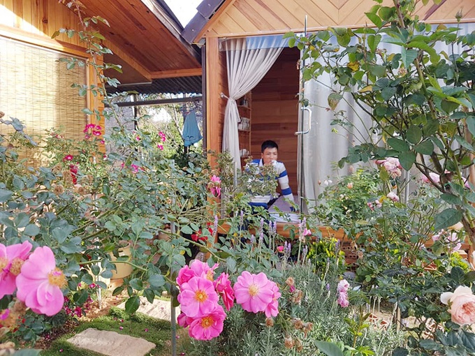 gia dinh da lat song trong nha go giua vuon hong 1000 m2 115723