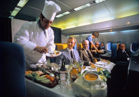 Đồ ăn trên máy bay 60 năm về trước sang chảnh như nhà hàng 5 sao do an tren may bay 60 nam ve truoc sang chanh nhu nha hang 5 sao