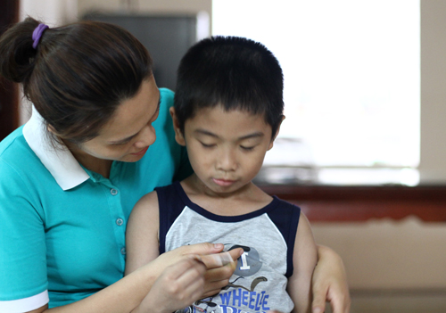 gia dinh muon hai be bi trao nham ve song chung mot nha
