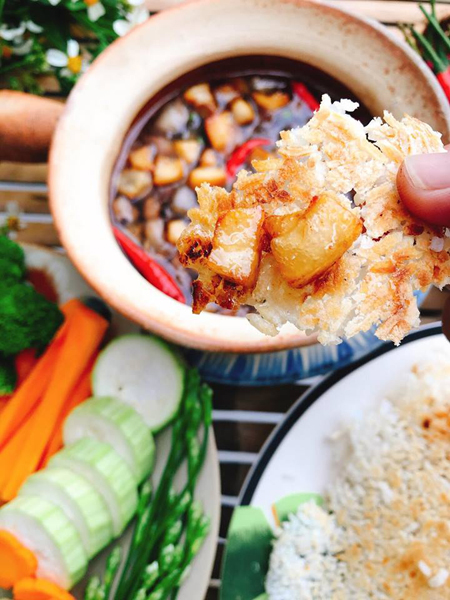 com chay rau cu luoc cham kho quet