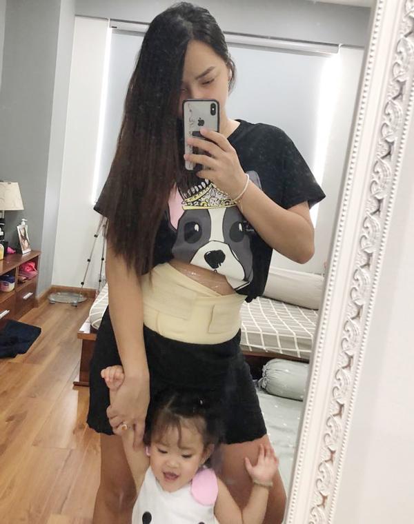 Vừa tháo chỉ sau đẻ mổ 5 ngày, Hải Băng được bác sĩ dặn: 'Em cuốn đai vào bụng nhé!' vua thao chi sau de mo 5 ngay hai bang duoc bac si dan em cuon dai vao bung nhe