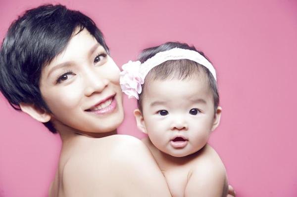 Vừa tháo chỉ sau đẻ mổ 5 ngày, Hải Băng được bác sĩ dặn: 'Em cuốn đai vào bụng nhé!' vua thao chi sau de mo 5 ngay hai bang duoc bac si dan em cuon dai vao bung nhe