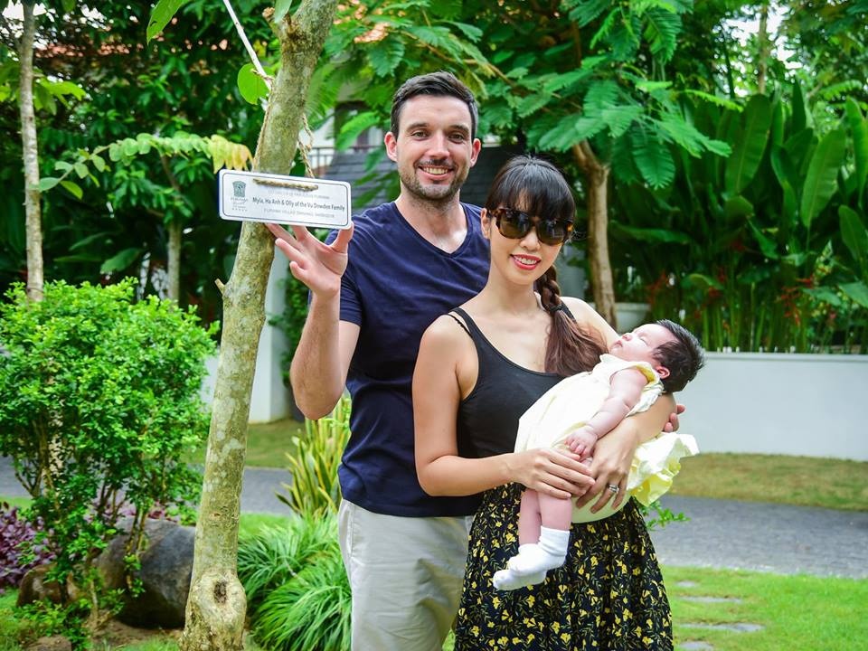 vo chong sieu mau ha anh cho con gai hon 1 thang tuoi ra bien trong cay