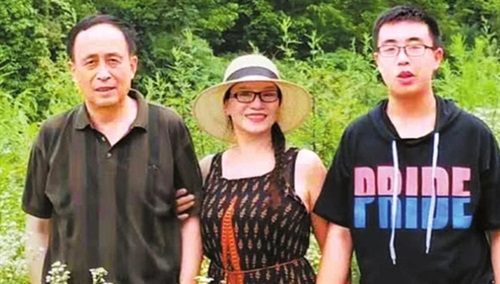 10 nam den lop cung con ba me giup con trai tu ky vao dai hoc