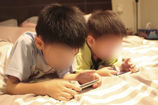 bac si canh bao mat trai khung khiep khi tre nghien dien thoai va mang xa hoi