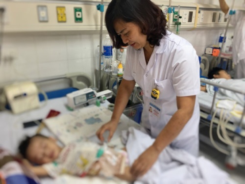 be trai thung ruot vi nhiem au trung giun tu cho meo dan mang tranh cai co nen nuoi cho meo khong