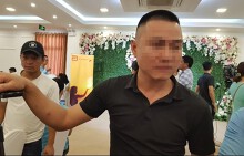 Nam thanh niên mắc quai bị, bác sĩ phải dùng kính hiển vi bắt từng tinh trùng