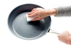 Lý do tuyệt đối không rửa chảo chống dính ngay sau khi nấu