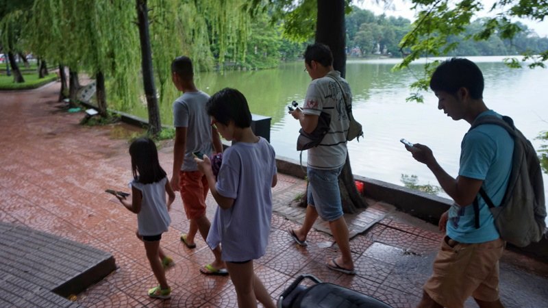 tre con sao khong nhin vao mat nhau lai cui gam mat xuong