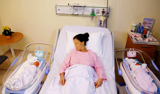 me 53 tuoi hiem muon sinh doi sau khi mat con trai vi tai nan giao thong