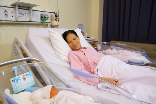 me 53 tuoi hiem muon sinh doi sau khi mat con trai vi tai nan giao thong