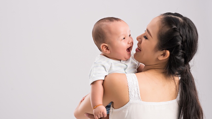 tre khoc khong duoc be len ngay nao bo se bi anh huong