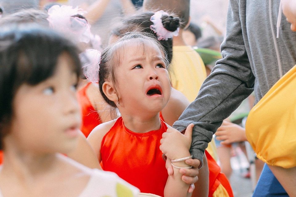 Khóc mếu, thẫn thờ và ngáp - muôn màu cảm xúc của các bé trong lễ khai giảng sáng nay khoc meu than tho va ngap muon mau cam xuc cua cac be trong le khai giang sang nay
