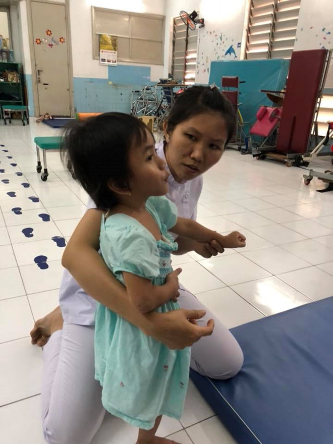 em be muong lat bat dau di hoc chu ngay cang co da co thit