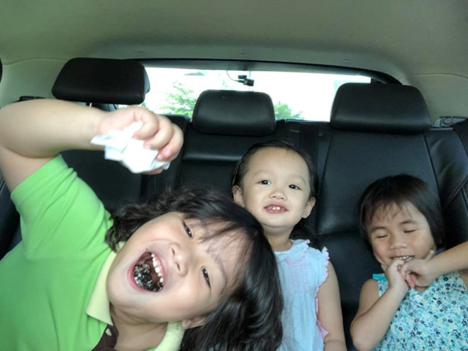 em be muong lat bat dau di hoc chu ngay cang co da co thit