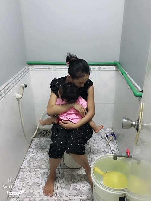 tam su cua me bim sua be con an com danh rang ngoi toilet