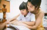 ‘Ở Mỹ, trẻ con về nhà toàn chơi, kèm chúng học là hỏng’