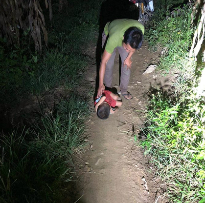 cau be ha giang ngu ngoai duong khi bo mat me lay chong