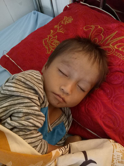 cau be ha giang ngu ngoai duong khi bo mat me lay chong