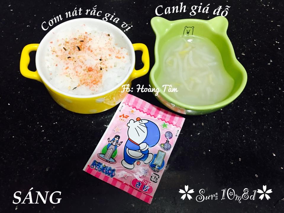 thuc don com nat an nhu nguoi lon cua em be 10 thang tuoi