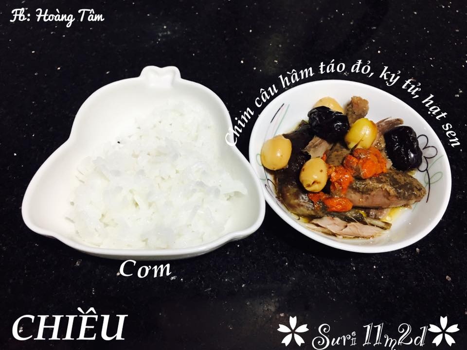thuc don com nat an nhu nguoi lon cua em be 10 thang tuoi