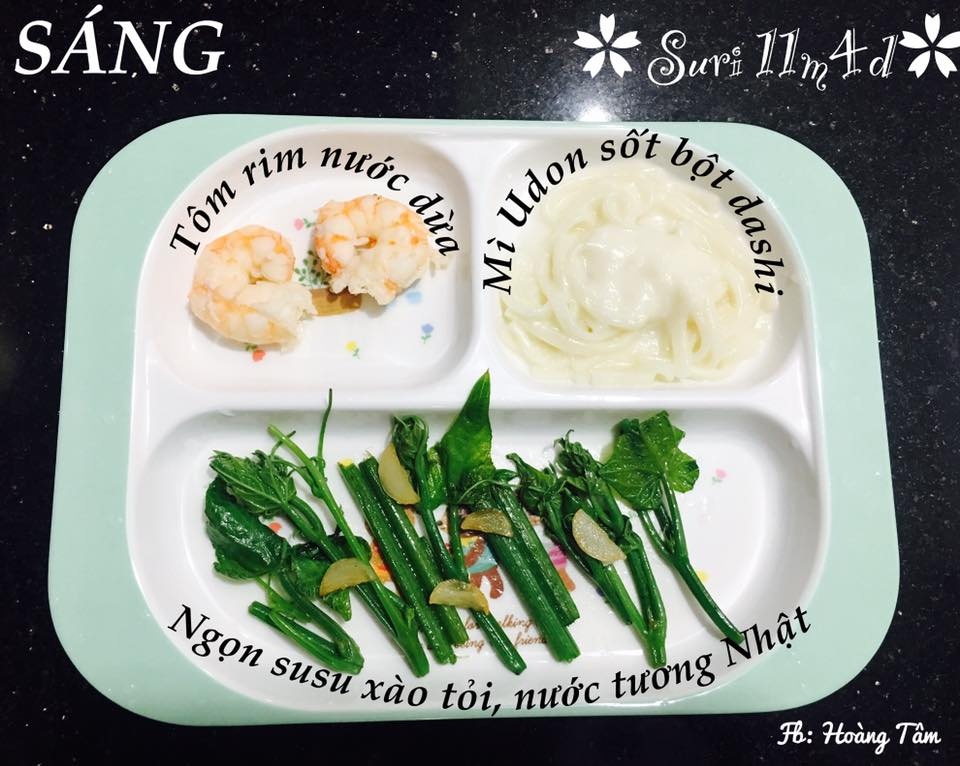 thuc don com nat an nhu nguoi lon cua em be 10 thang tuoi