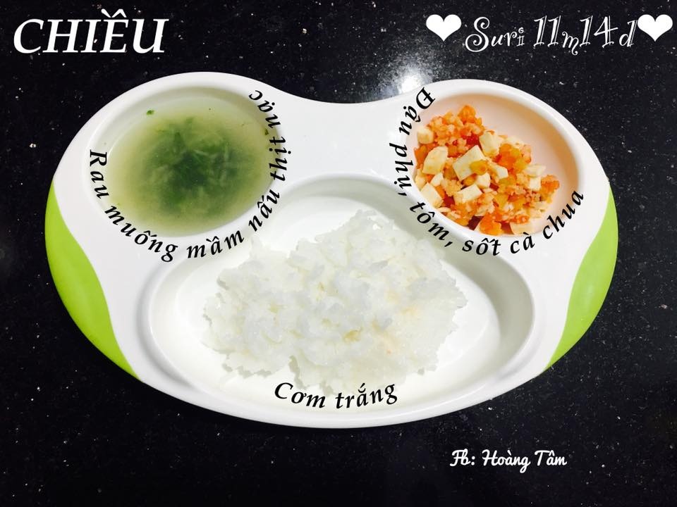 thuc don com nat an nhu nguoi lon cua em be 10 thang tuoi