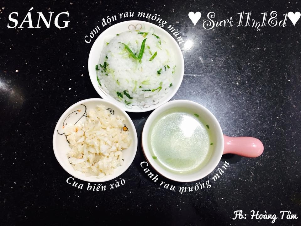 thuc don com nat an nhu nguoi lon cua em be 10 thang tuoi